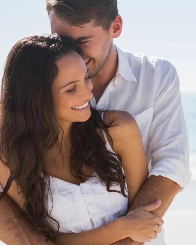Pareja ficticia en una terraza, fotografía editorial de inspiración